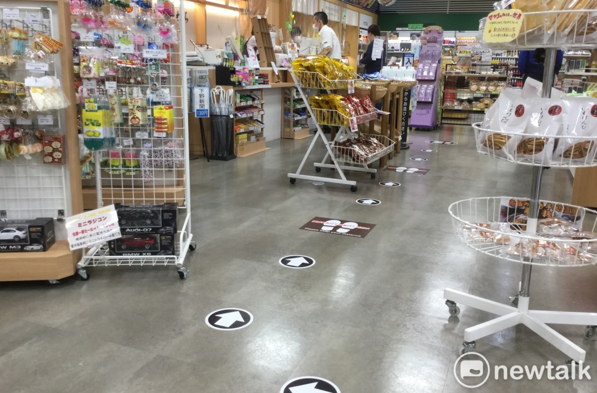 日本各地觀光特產店雖然已經恢復營業,但只有日本本地少數客人,也想階段性解封 圖:劉黎兒攝影 日本各地觀光特產店雖然已經恢復營業,但只有日本本地少數客人,也想階段性解封 圖:劉黎兒攝影