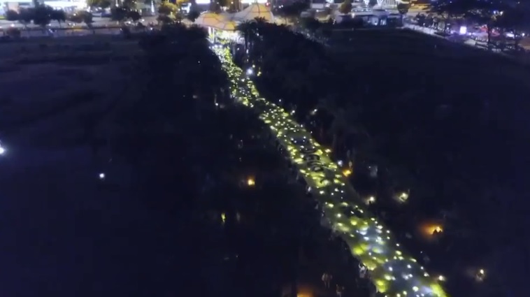 大批罷韓民眾撐起超級民主黃布條,在黑夜中閃閃發光。 圖:翻攝Wecare高雄臉書 大批罷韓民眾撐起超級民主黃布條,在黑夜中閃閃發光。 圖:翻攝Wecare高雄臉書