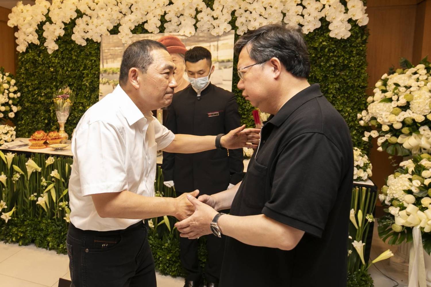 新北市長侯友宜前往鄭母靈堂弔唁,與鄭文燦握手致意節哀。 圖:林昀真/翻攝 新北市長侯友宜前往鄭母靈堂弔唁,與鄭文燦握手致意節哀。 圖:林昀真/翻攝