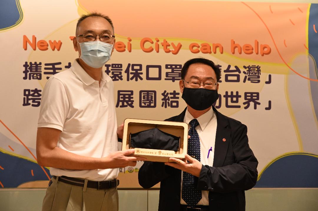 黎明技術學院校長林明芳(右)代表捐贈900碼多層環保奈米銀離子防護口罩布料給新北市政府,副市長謝政達代表接受。 圖:新北市教育局提供 黎明技術學院校長林明芳(右)代表捐贈900碼多層環保奈米銀離子防護口罩布料給新北市政府,副市長謝政達代表接受。 圖:新北市教育局提供