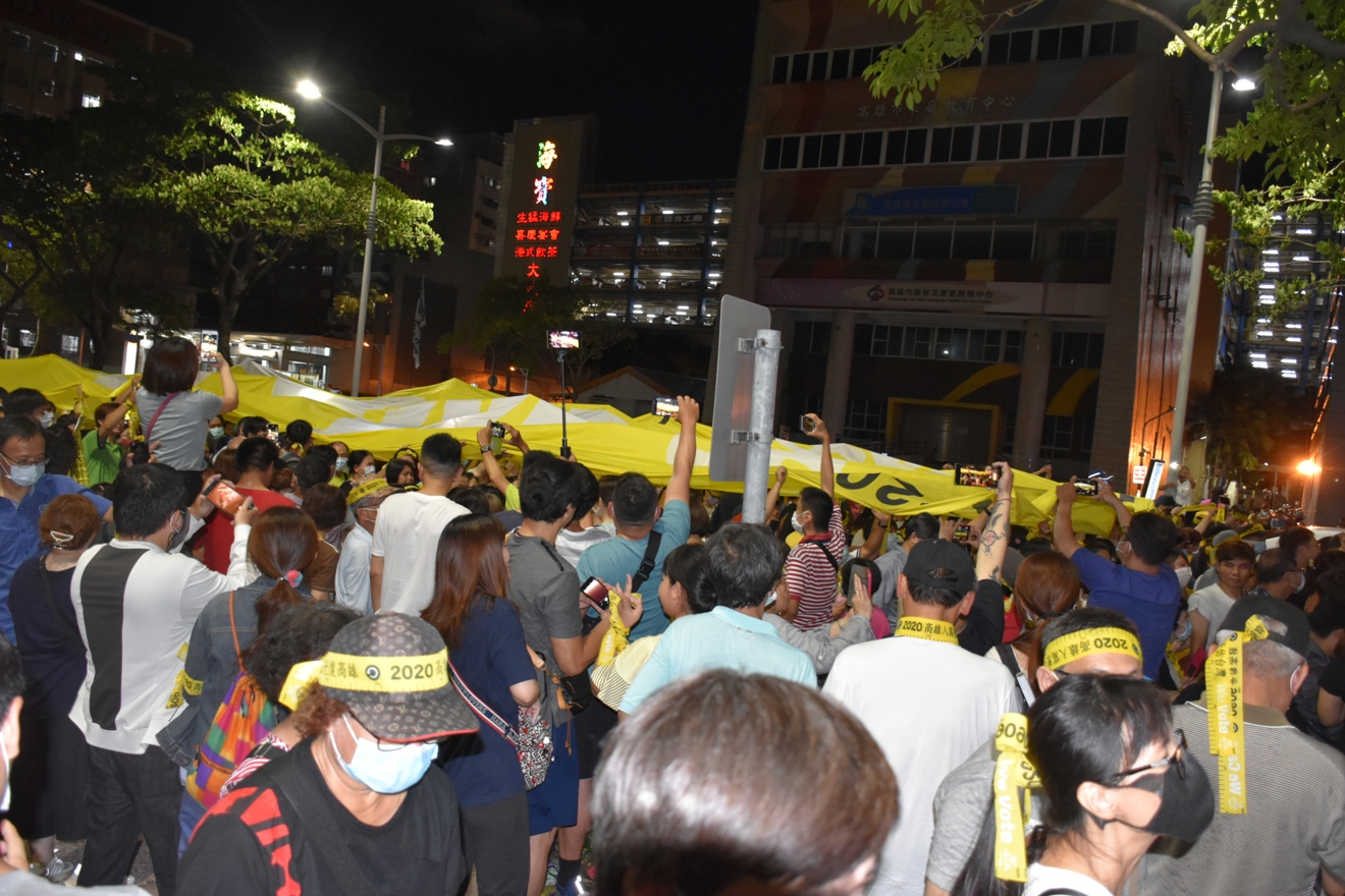 民主大布條再出動。 圖:孫家銘/攝 民主大布條再出動。 圖:孫家銘/攝