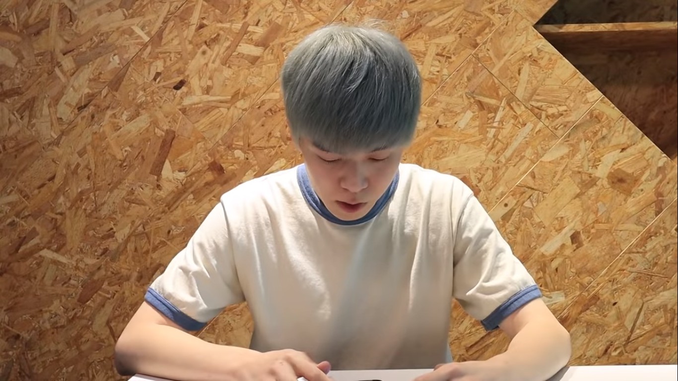 YouTuber黃氏兄弟弟弟瑋瑋,昨日晚上拍攝影片,崩潰痛哭的跟媽媽承認自己的同志身分。 圖:擷取YouTube YouTuber黃氏兄弟弟弟瑋瑋,昨日晚上拍攝影片,崩潰痛哭的跟媽媽承認自己的同志身分。 圖:擷取YouTube
