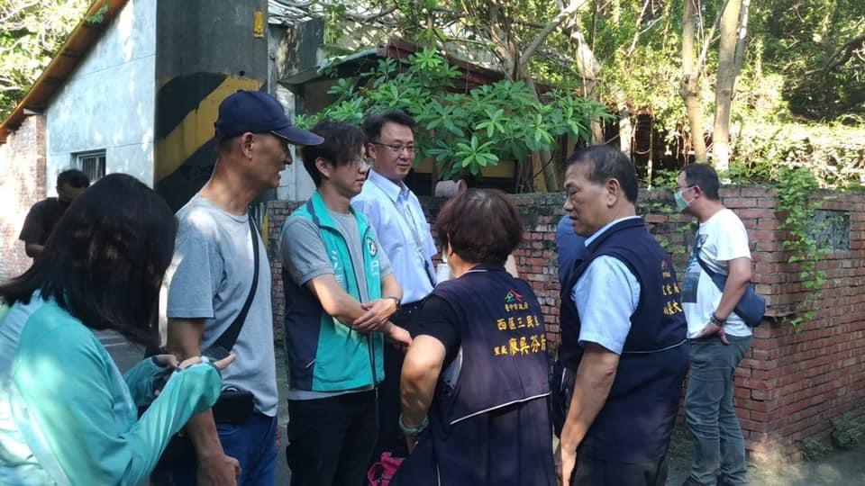 市議員江肇國、文化局長張大春到現場了解狀況。 市議員江肇國/提供 市議員江肇國、文化局長張大春到現場了解狀況。 市議員江肇國/提供