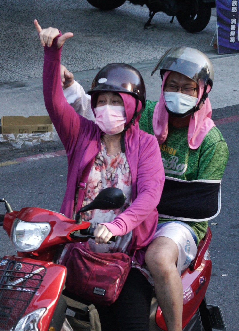 一位機車騎士比出象徵罷韓的六號手勢。 圖:張良一/攝 一位機車騎士比出象徵罷韓的六號手勢。 圖:張良一/攝
