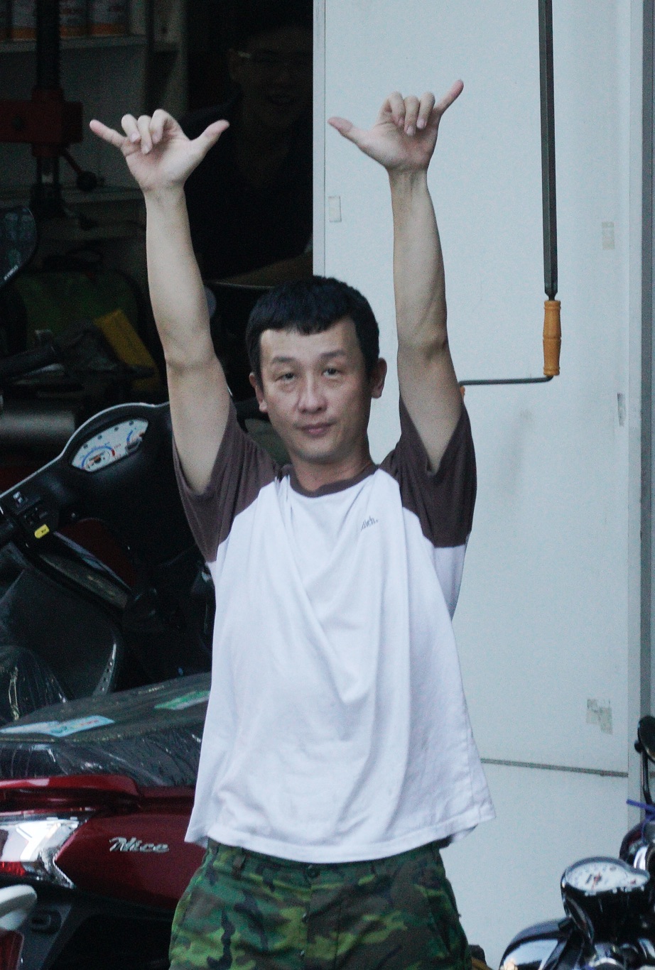 一位市民比出象徵罷韓的六號手勢。 圖:張良一/攝 一位市民比出象徵罷韓的六號手勢。 圖:張良一/攝