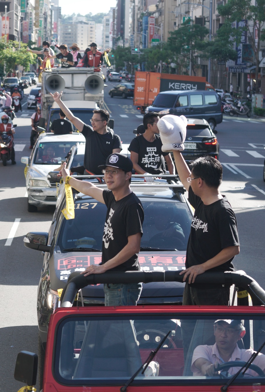 罷韓領銜人陳冠榮醫師等人在高雄市苓雅區等地向市民催票。 圖:張良一/攝 罷韓領銜人陳冠榮醫師等人在高雄市苓雅區等地向市民催票。 圖:張良一/攝