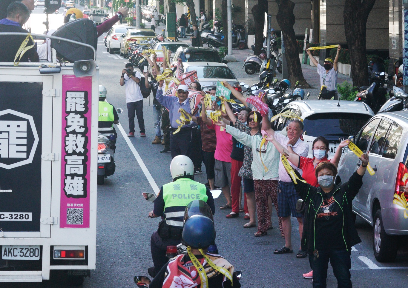 罷韓支持者在路口向掃街車隊上的人員加油打氣。 圖:張良一/攝 罷韓支持者在路口向掃街車隊上的人員加油打氣。 圖:張良一/攝