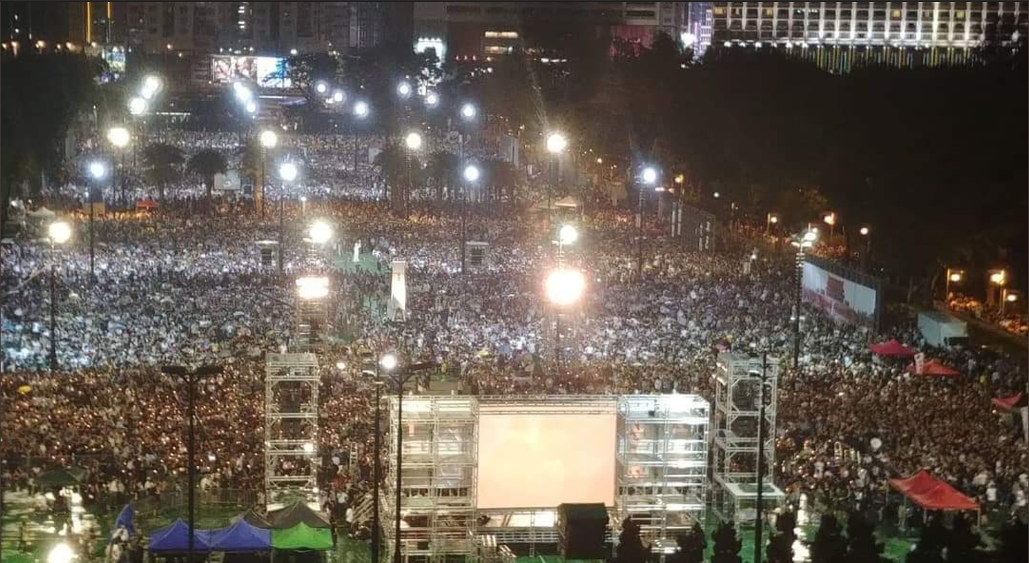 晚會至結束前,已逾萬人進入維園響應。 圖:翻攝自推特 晚會至結束前,已逾萬人進入維園響應。 圖:翻攝自推特