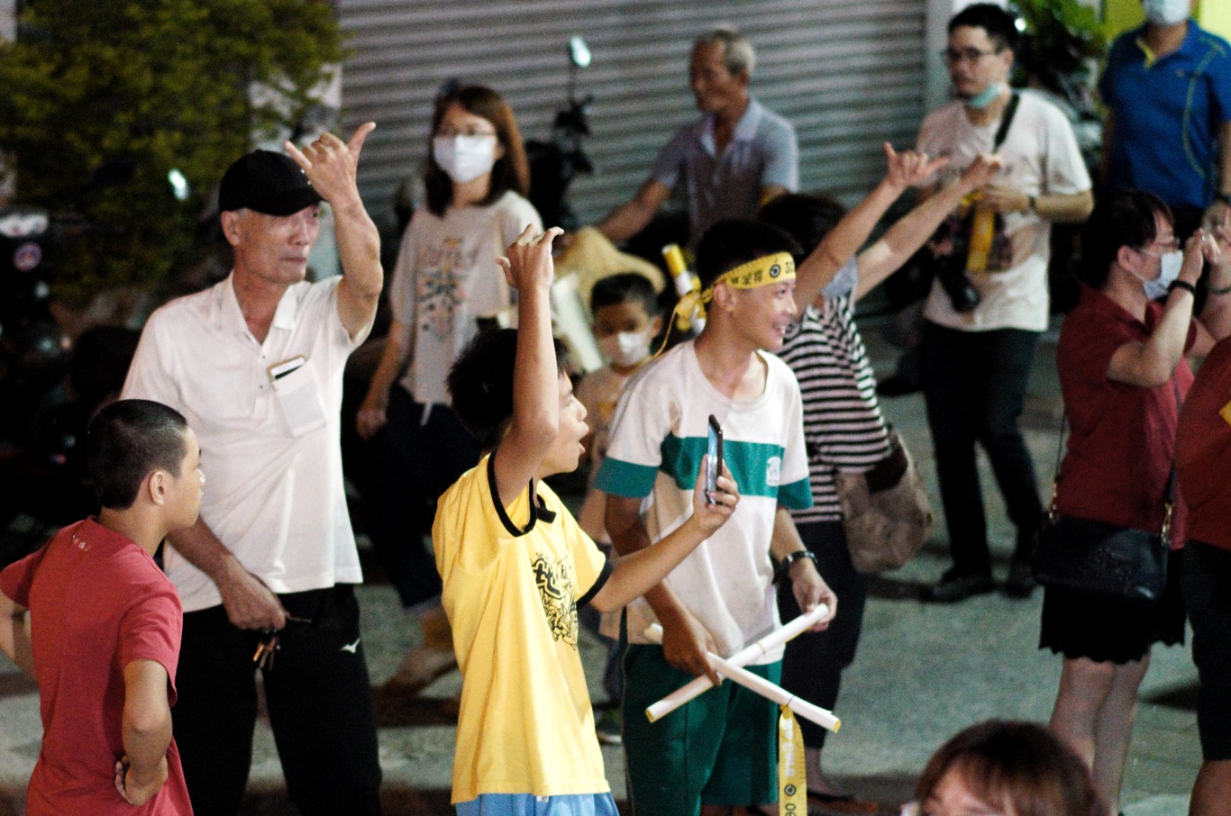 路旁的市民和罷韓遊行隊伍相呼應。 圖:張良一/攝 路旁的市民和罷韓遊行隊伍相呼應。 圖:張良一/攝