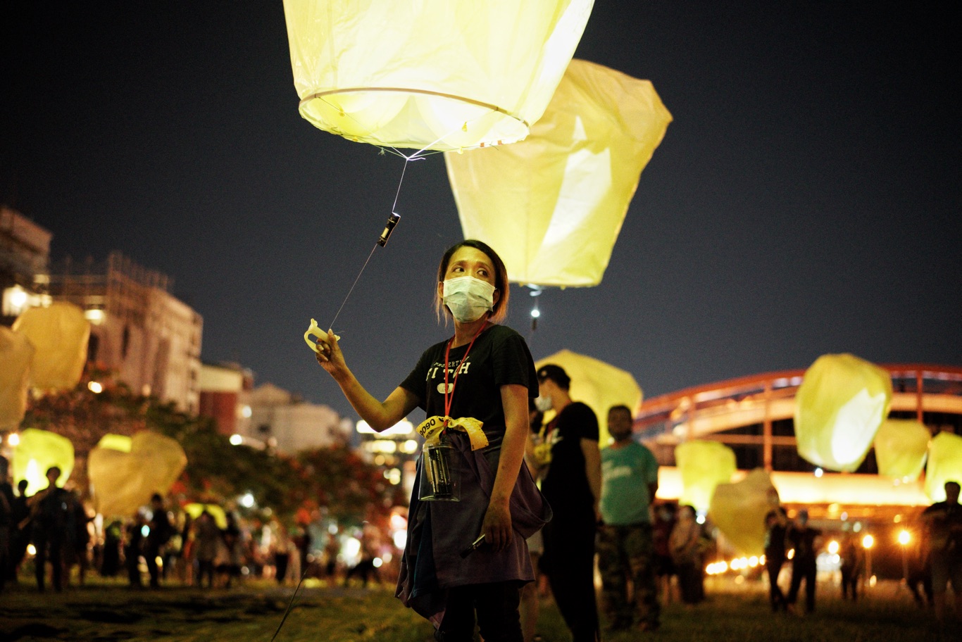一位罷韓志工拉著科技天燈等罷韓支持者寫下對罷韓透票的期許。 圖:張良一/攝 一位罷韓志工拉著科技天燈等罷韓支持者寫下對罷韓透票的期許。 圖:張良一/攝