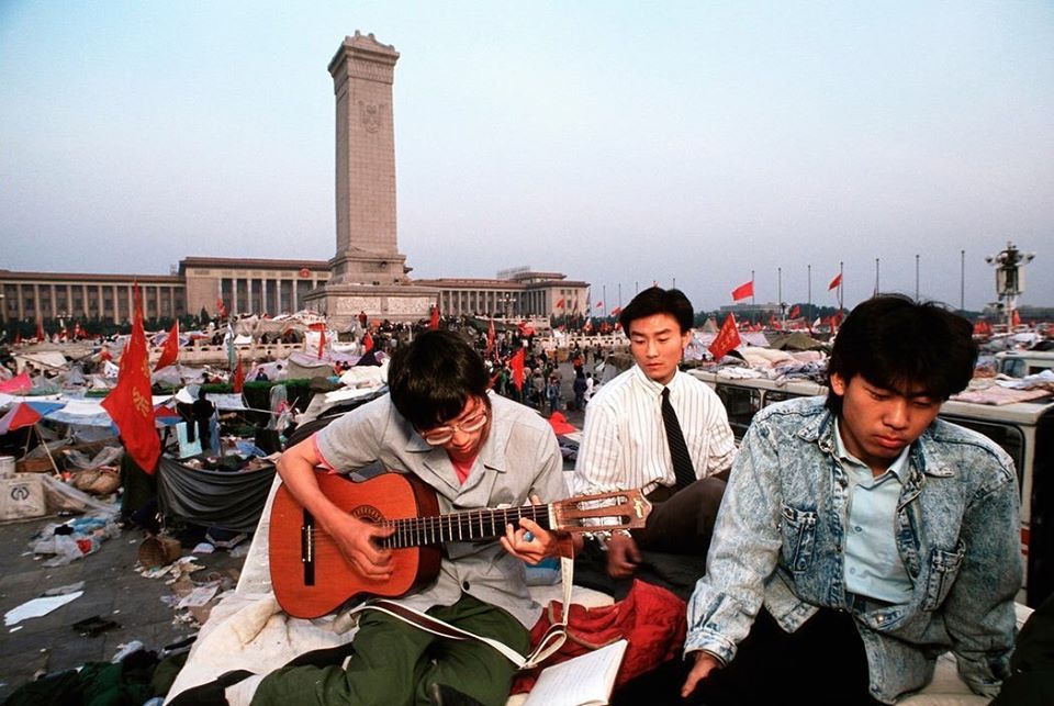 何韻詩在臉書貼出一張當年北京天安門廣場參加學運的學生照片。 圖:翻攝何韻詩HOCC臉書 何韻詩在臉書貼出一張當年北京天安門廣場參加學運的學生照片。 圖:翻攝何韻詩HOCC臉書