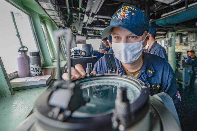 「伯克級」驅逐艦羅素號上的官兵因應防疫,皆戴口罩執勤。 圖:翻攝美國海軍太平洋艦隊臉書 「伯克級」驅逐艦羅素號上的官兵因應防疫,皆戴口罩執勤。 圖:翻攝美國海軍太平洋艦隊臉書