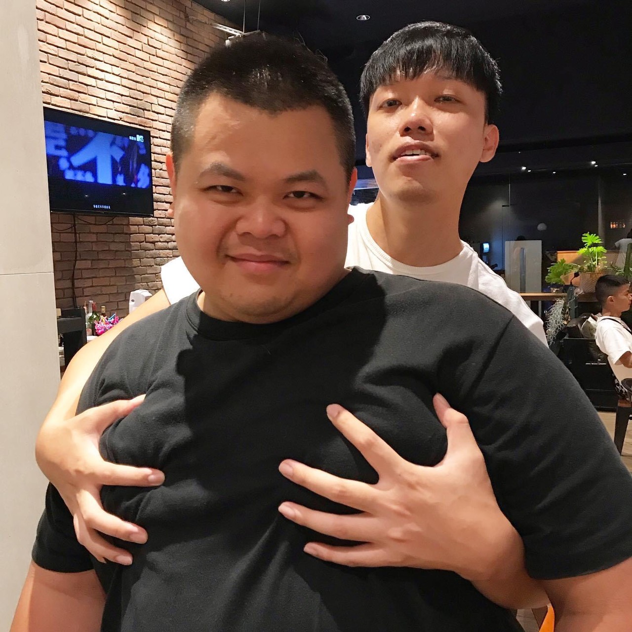 知名YouTuber蛇丸(左前)胸部的確不小。 圖:翻攝蛇丸臉書粉絲專頁 知名YouTuber蛇丸(左前)胸部的確不小。 圖:翻攝蛇丸臉書粉絲專頁