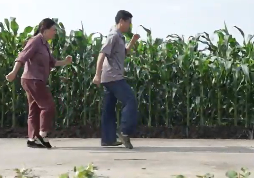 彭小英語和范得多在田間跳鬼步舞。 圖:擷取自影片 彭小英語和范得多在田間跳鬼步舞。 圖:擷取自影片