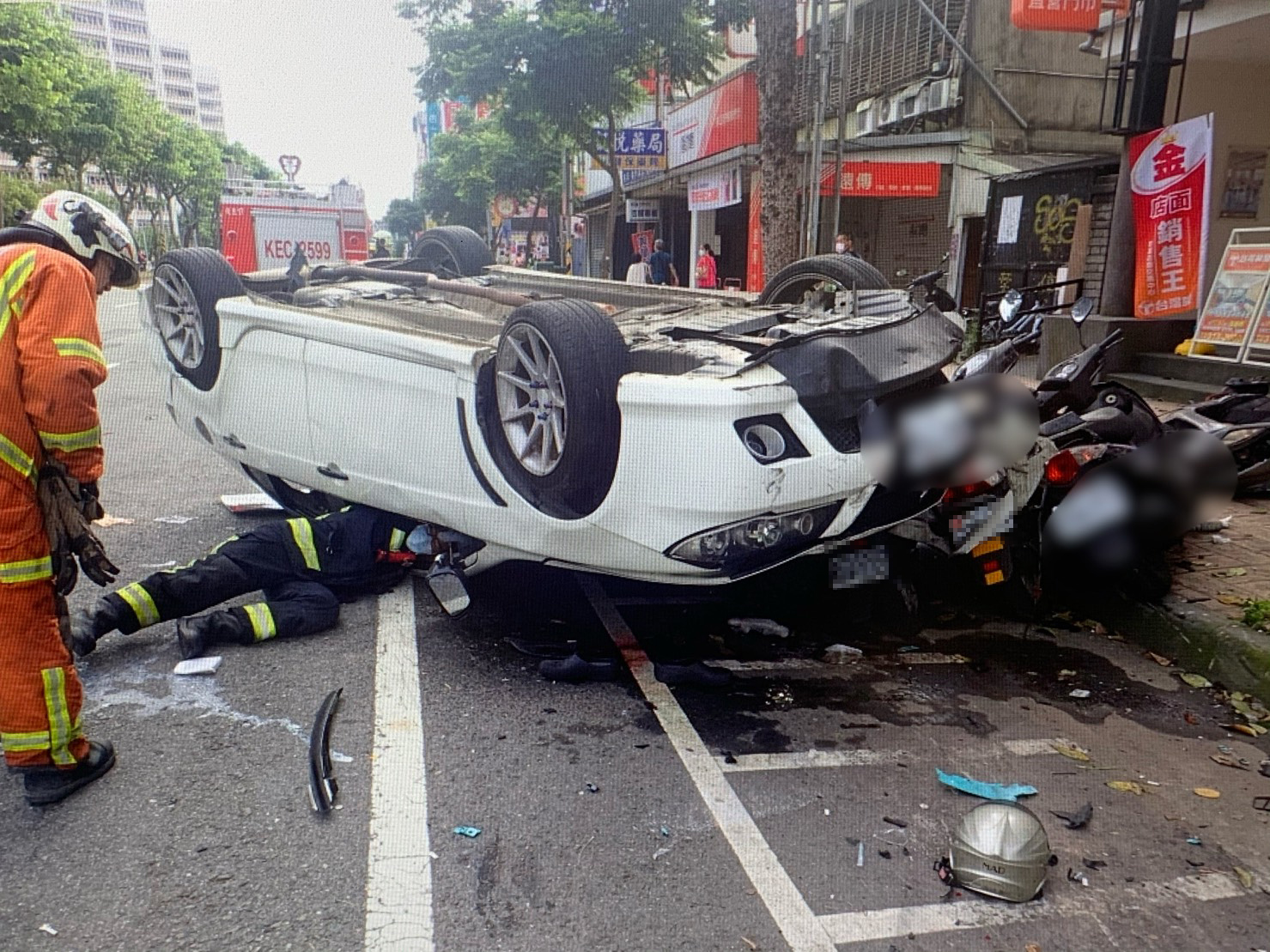小客車衝撞路邊機車後翻覆,波及路人也被撞倒。 圖:龜山分局/提供 小客車衝撞路邊機車後翻覆,波及路人也被撞倒。 圖:龜山分局/提供
