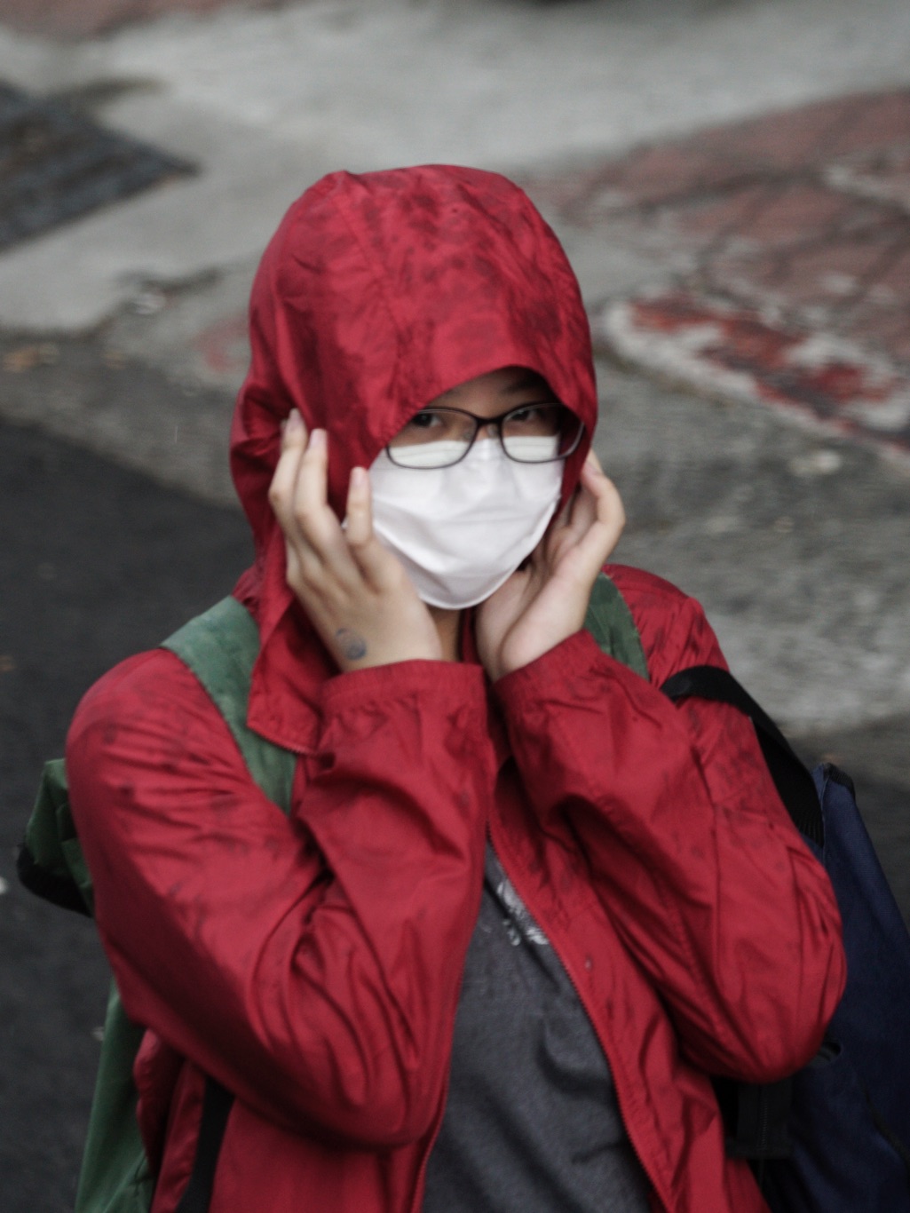 一位市民受不了罷韓車隊的噪音,用雙手遮住耳朵。 圖:張良一/攝 一位市民受不了罷韓車隊的噪音,用雙手遮住耳朵。 圖:張良一/攝