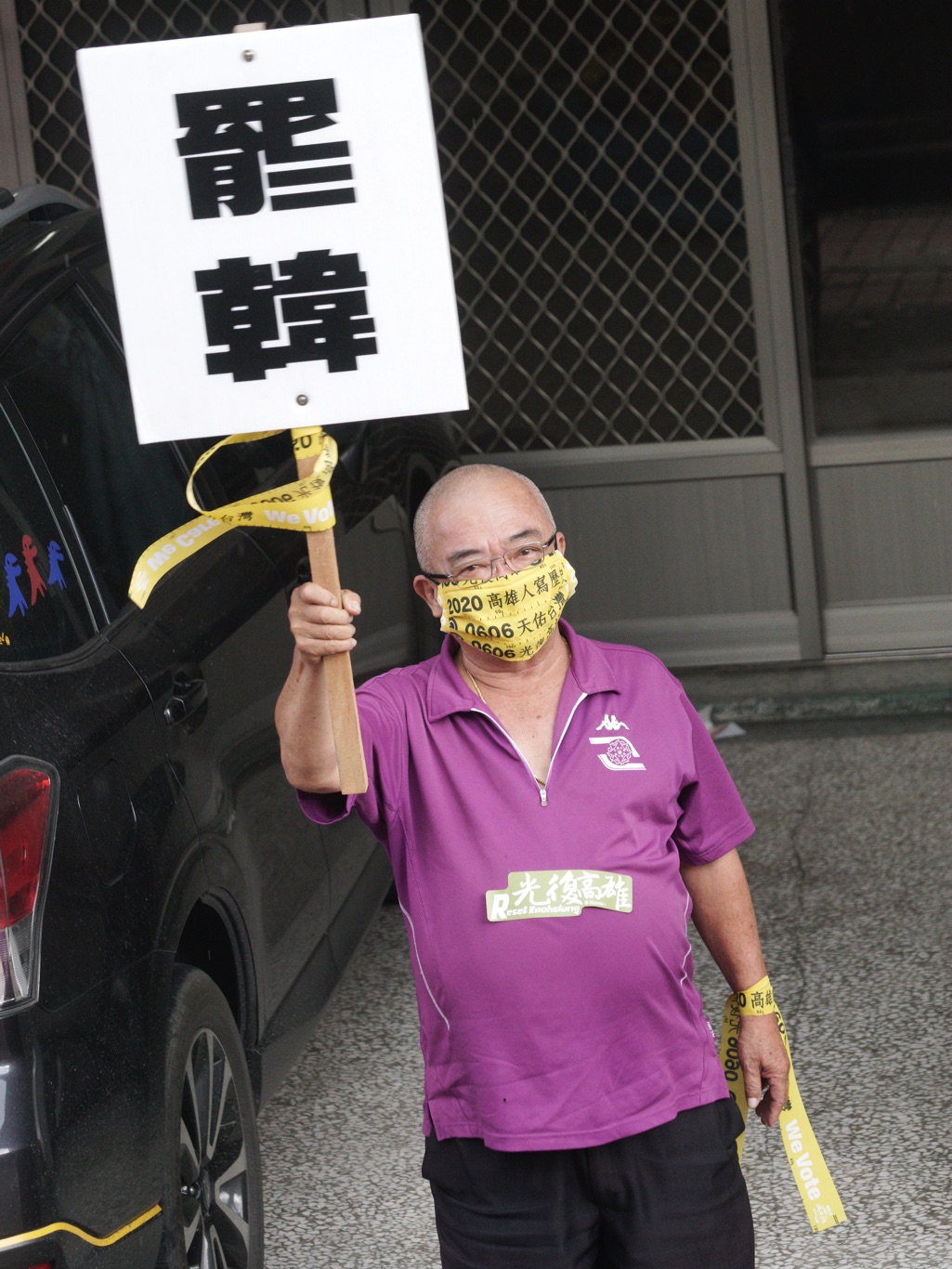 一位市民高舉「罷韓」手舉牌,向罷韓車隊揮手致意。 圖:張良一/攝 一位市民高舉「罷韓」手舉牌,向罷韓車隊揮手致意。 圖:張良一/攝
