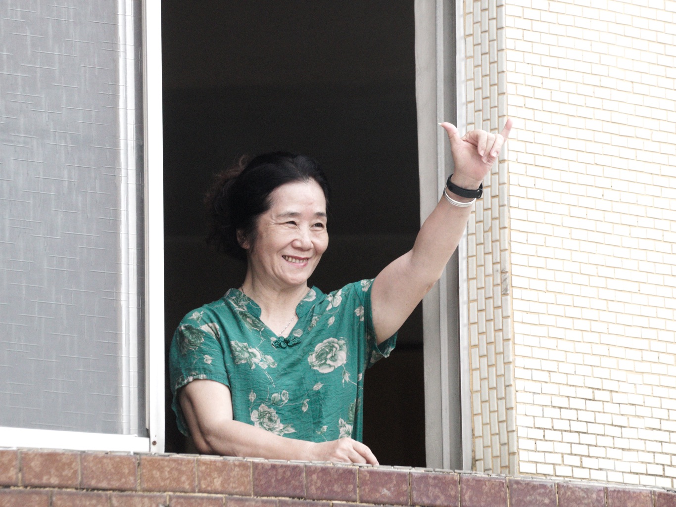 一位市民向罷韓車隊揮手致意。 圖:張良一/攝 一位市民向罷韓車隊揮手致意。 圖:張良一/攝