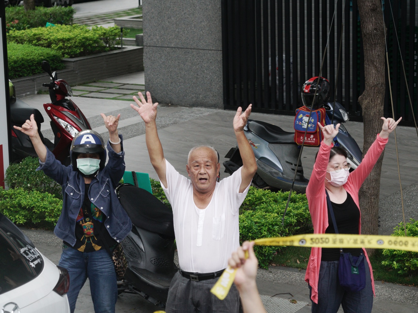 三位市民向罷韓車隊揮手致意。 圖:張良一/攝 三位市民向罷韓車隊揮手致意。 圖:張良一/攝