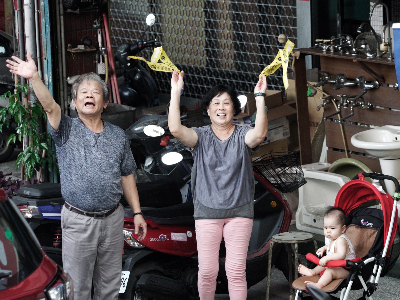 兩位市民向罷韓車隊揮手致意。 圖:張良一/攝 兩位市民向罷韓車隊揮手致意。 圖:張良一/攝