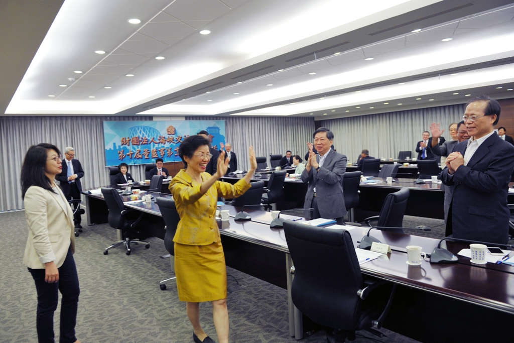 缷任的海基會董事長張小月和大家道別,最左為將代理秘書長一職的副秘書長蔡孟君。 圖:海基會提供 缷任的海基會董事長張小月和大家道別,最左為將代理秘書長一職的副秘書長蔡孟君。 圖:海基會提供