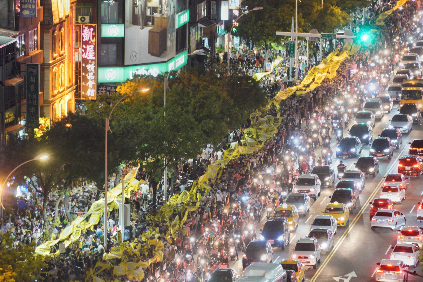 數萬名民眾高舉巨型的民主黃絲帶,參加罷免投票前夕的反恐大遊行,人潮擠爆遊行行經路線,場面相當壯觀。 圖:張良一/攝 數萬名民眾高舉巨型的民主黃絲帶,參加罷免投票前夕的反恐大遊行,人潮擠爆遊行行經路線,場面相當壯觀。 圖:張良一/攝