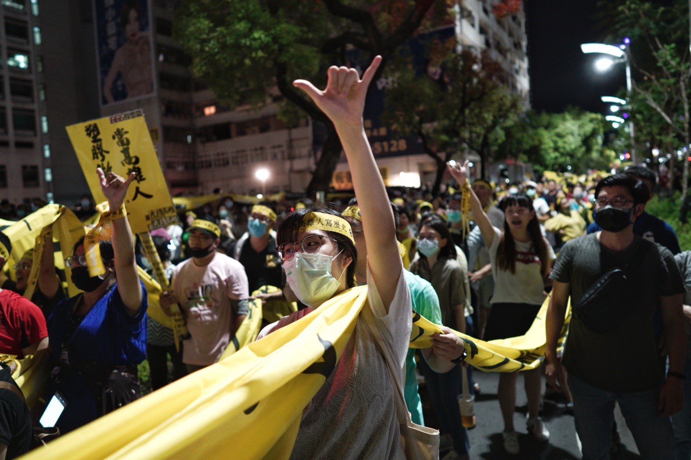 一位參加遊行的民眾在遊行中高舉罷韓手勢。 圖:張良一/攝 一位參加遊行的民眾在遊行中高舉罷韓手勢。 圖:張良一/攝