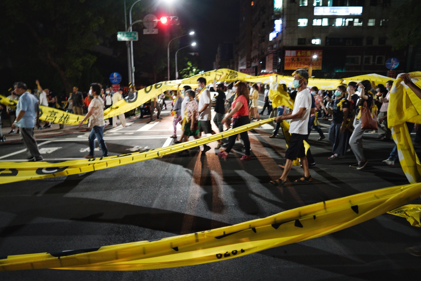 數萬名民眾高舉巨型的民主黃絲帶,參加罷免投票前夕的反恐大遊行。 圖:張良一/攝 數萬名民眾高舉巨型的民主黃絲帶,參加罷免投票前夕的反恐大遊行。 圖:張良一/攝