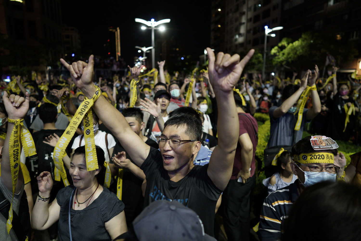 上萬名罷韓支持者走到遊行終點時,一起呼喊罷韓口號,並高舉民主黃絲帶。 圖:張良一/攝 上萬名罷韓支持者走到遊行終點時,一起呼喊罷韓口號,並高舉民主黃絲帶。 圖:張良一/攝