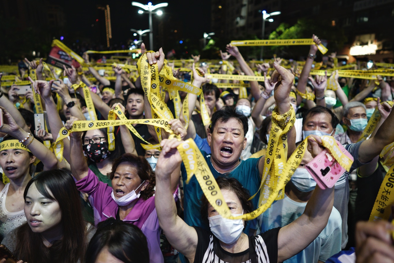 上萬名罷韓支持者走到遊行終點時,一起呼喊罷韓口號,並高舉民主黃絲帶。 圖:張良一/攝 上萬名罷韓支持者走到遊行終點時,一起呼喊罷韓口號,並高舉民主黃絲帶。 圖:張良一/攝