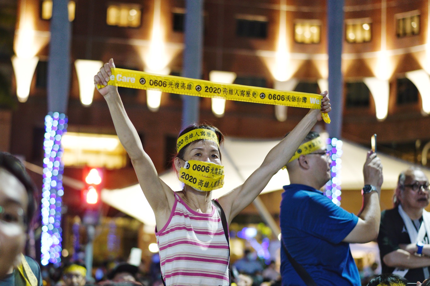 一位市民高舉民主黃絲帶。 圖:張良一/攝 一位市民高舉民主黃絲帶。 圖:張良一/攝
