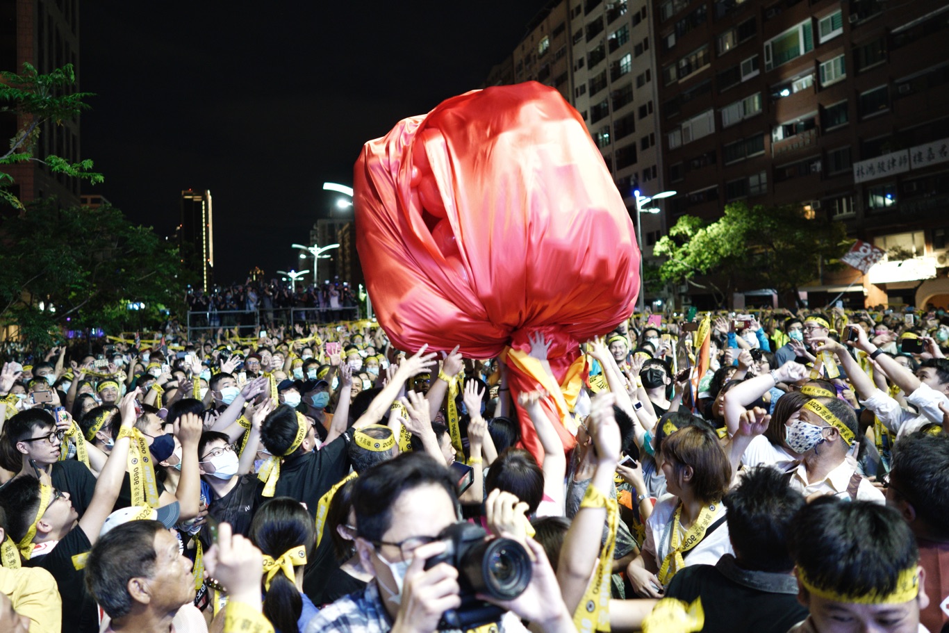罷韓團體將巨型的紅色印信傳遞至市民手中橋段,象徵市民收回賦予韓國瑜的權利力,返權於民,為罷免投票前夕帶來最高潮。 圖:張良一/攝 罷韓團體將巨型的紅色印信傳遞至市民手中橋段,象徵市民收回賦予韓國瑜的權利力,返權於民,為罷免投票前夕帶來最高潮。 圖:張良一/攝