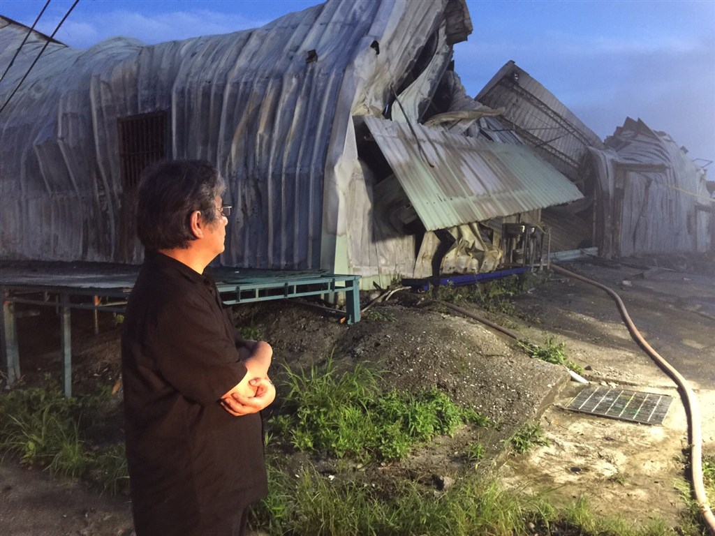 紙風車劇團位於新北市八里區幕後工作室6日凌晨遭逢大火,紙風車文教基金會執行長李永豐凌晨趕赴現場接受採訪時表示,大風大浪已見太多。(紙風車文教基金會提供) 紙風車劇團位於新北市八里區幕後工作室6日凌晨遭逢大火,紙風車文教基金會執行長李永豐凌晨趕赴現場接受採訪時表示,大風大浪已見太多。(紙風車文教基金會提供)
