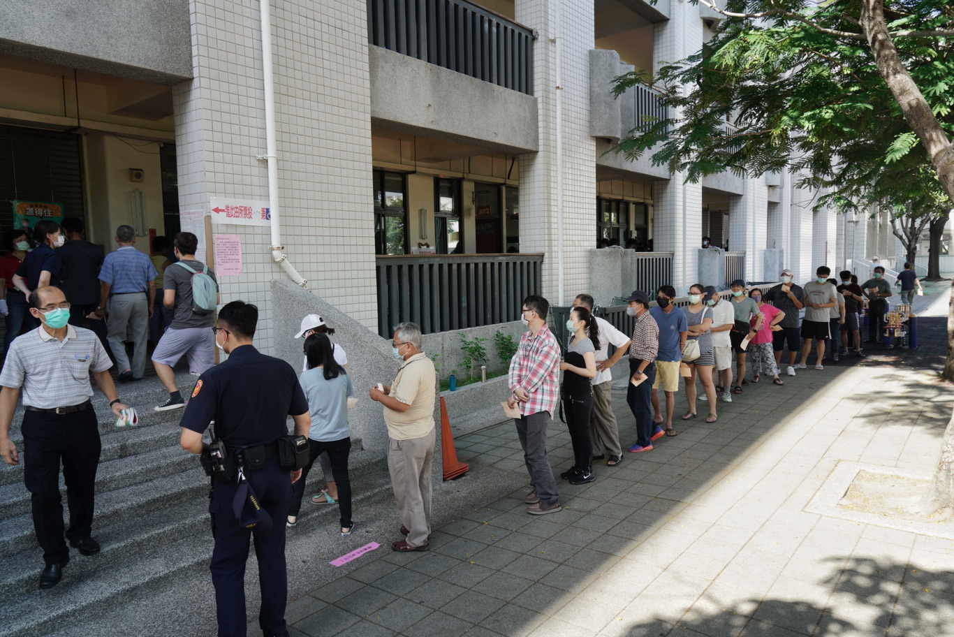8點投票前,投票所外已排滿排隊人潮。 圖:張良一/攝 8點投票前,投票所外已排滿排隊人潮。 圖:張良一/攝