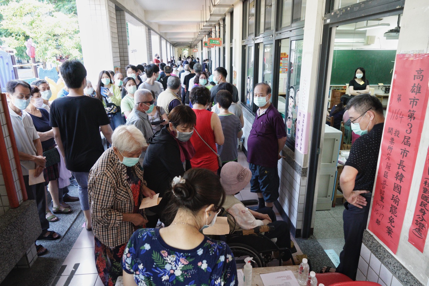 8點投票前,投票所外已排滿排隊人潮。 圖:張良一/攝 8點投票前,投票所外已排滿排隊人潮。 圖:張良一/攝