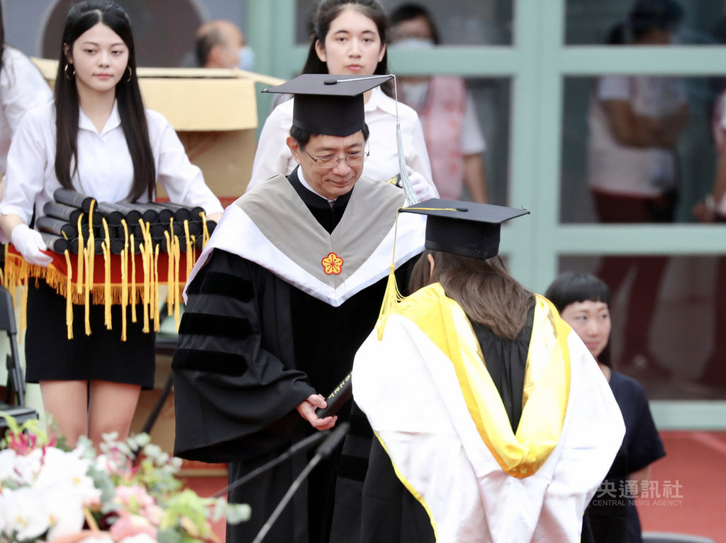 台灣大學6日舉行畢業典禮,校長管中閔(中)為畢業生頒發畢業證書,勉勵畢業生「常保熱情關懷,培養文化智商」。 圖/中央社 台灣大學6日舉行畢業典禮,校長管中閔(中)為畢業生頒發畢業證書,勉勵畢業生「常保熱情關懷,培養文化智商」。 圖/中央社