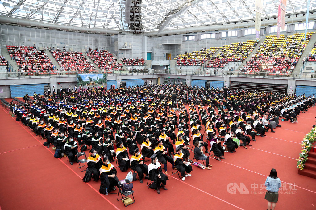 國立台灣大學6日舉行畢業典禮,因應武漢肺炎(2019冠狀病毒疾病,COVID-19)疫情,今年畢業典禮略縮小規模,現場座位也拉開距離。 圖/中央社 國立台灣大學6日舉行畢業典禮,因應武漢肺炎(2019冠狀病毒疾病,COVID-19)疫情,今年畢業典禮略縮小規模,現場座位也拉開距離。 圖/中央社
