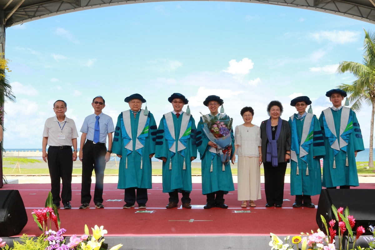 中山大學今舉辦博士班畢業典禮暨名譽博士授證典禮,前總統府秘書長陳菊(右3)也特地到場獻花祝賀。 圖:翻攝自中山大學官網 中山大學今舉辦博士班畢業典禮暨名譽博士授證典禮,前總統府秘書長陳菊(右3)也特地到場獻花祝賀。 圖:翻攝自中山大學官網