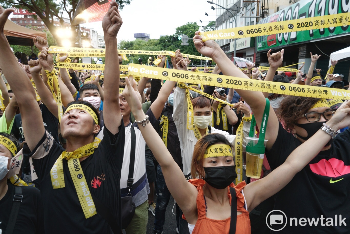 許多支持罷韓民眾高舉象徵民主的黃絲帶,力挺罷韓。 圖:張良一/攝 許多支持罷韓民眾高舉象徵民主的黃絲帶,力挺罷韓。 圖:張良一/攝