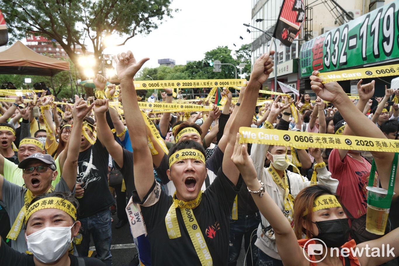 支持罷韓民眾高舉象徵民主的黃絲帶,等待罷韓成功的好消息。 圖:張良一/攝 支持罷韓民眾高舉象徵民主的黃絲帶,等待罷韓成功的好消息。 圖:張良一/攝