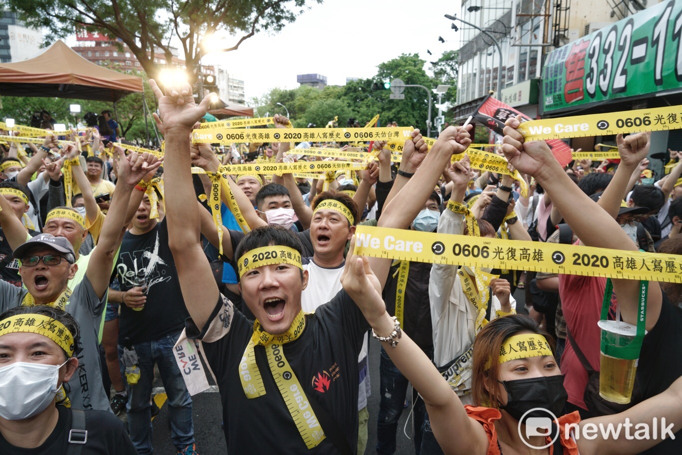 許多支持罷韓民眾高舉象徵民主的黃絲帶。 圖:張良一/攝 許多支持罷韓民眾高舉象徵民主的黃絲帶。 圖:張良一/攝