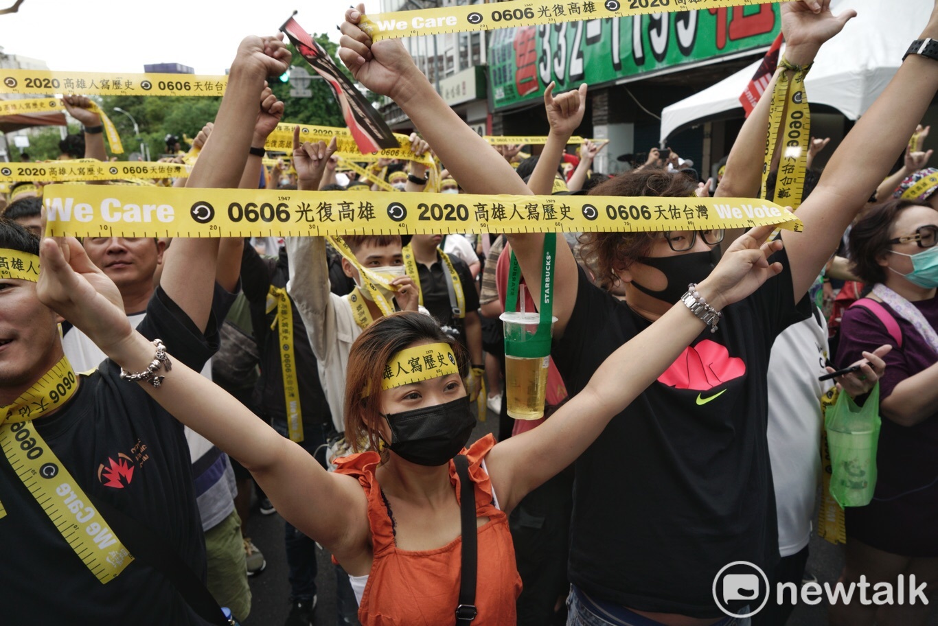 支持罷韓民眾高舉象徵民主的黃絲帶。 圖:張良一/攝 支持罷韓民眾高舉象徵民主的黃絲帶。 圖:張良一/攝