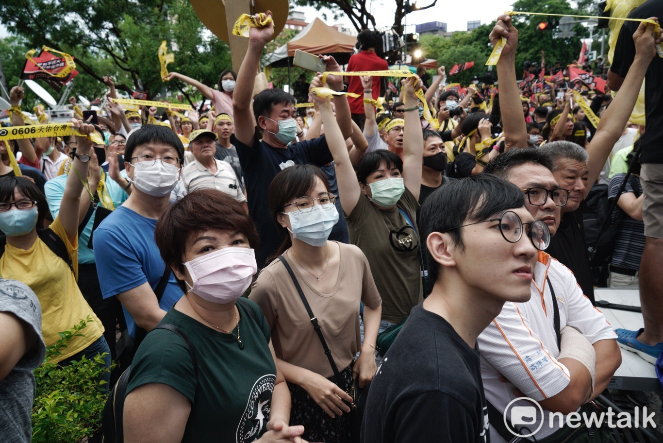 挺罷韓群眾手舉黃絲帶。 圖:張良一/攝 挺罷韓群眾手舉黃絲帶。 圖:張良一/攝