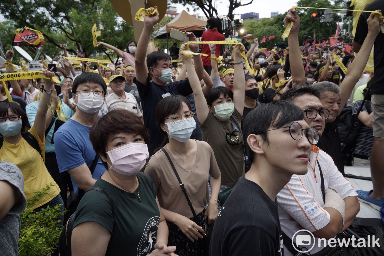 挺罷韓群眾手舉黃絲帶,關注罷韓開票數。 圖:張良一/攝 挺罷韓群眾手舉黃絲帶,關注罷韓開票數。 圖:張良一/攝