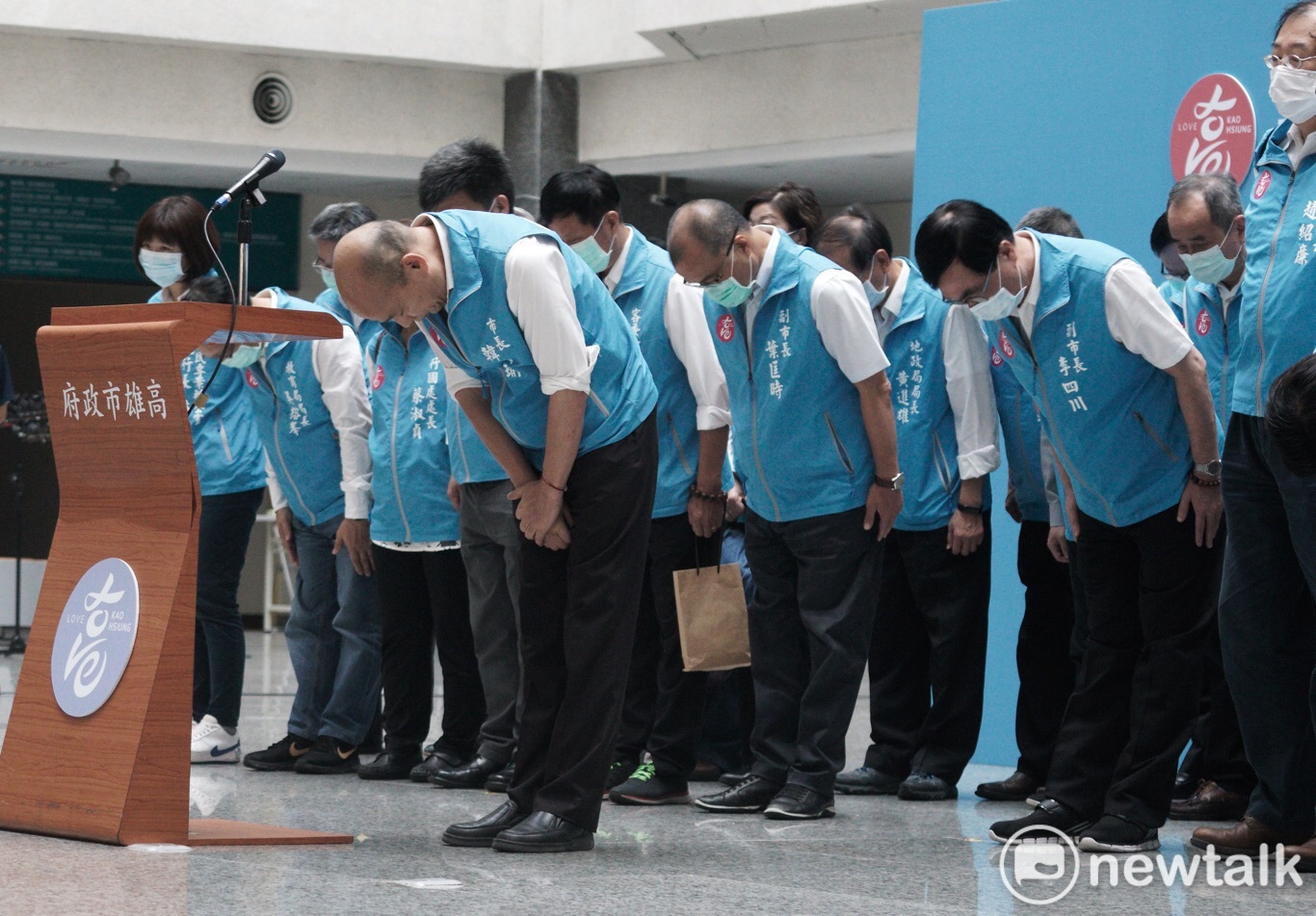 根據高雄市選舉委員統計,同意罷免票數已達75萬1218人,突破罷免門檻,韓國瑜率市府一級主管開記者會,鞠躬感謝昔日89萬票選民支持。 圖:張良一/攝 根據高雄市選舉委員統計,同意罷免票數已達75萬1218人,突破罷免門檻,韓國瑜率市府一級主管開記者會,鞠躬感謝昔日89萬票選民支持。 圖:張良一/攝