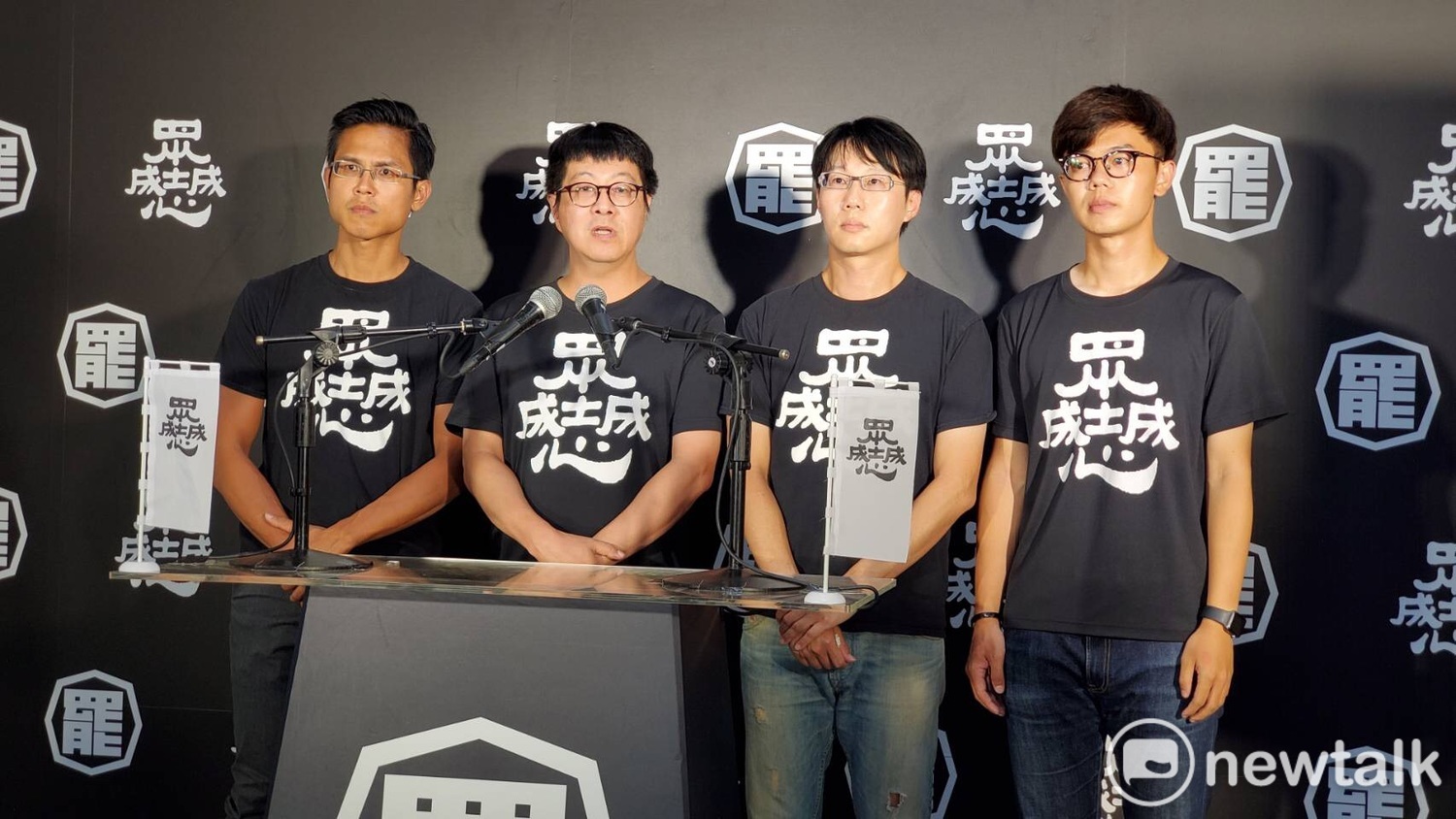 罷韓四君子在光復高雄總部召開國際記者會。 圖:張良一/攝 罷韓四君子在光復高雄總部召開國際記者會。 圖:張良一/攝