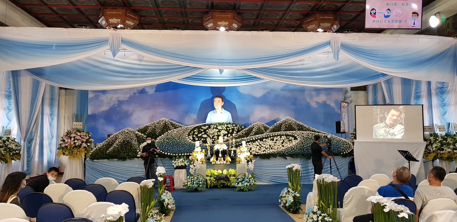吳朋奉告別式遺照,家屬選用他拍吳念真導演的「御茶園」廣告所拍的照片。 圖:金熙國際/提供 吳朋奉告別式遺照,家屬選用他拍吳念真導演的「御茶園」廣告所拍的照片。 圖:金熙國際/提供