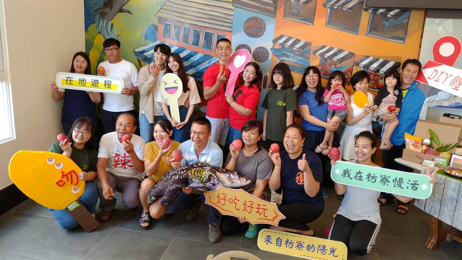 在農糧署南區分署長姚志旺與策展人黃耀寬的見證下,與枋寮10業者共同呼籲南下墾丁遊客千萬不要錯過美麗的枋寮 圖:阿達漁港餐廳/提供 在農糧署南區分署長姚志旺與策展人黃耀寬的見證下,與枋寮10業者共同呼籲南下墾丁遊客千萬不要錯過美麗的枋寮 圖:阿達漁港餐廳/提供