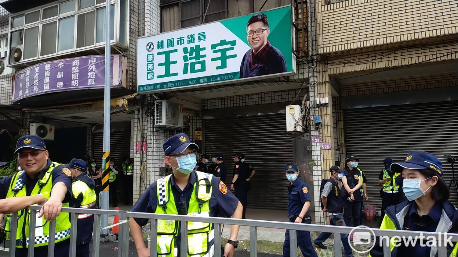 桃園市議員王浩宇地方服務處緊急出動警察保護 圖:林昀真攝 桃園市議員王浩宇地方服務處緊急出動警察保護 圖:林昀真攝