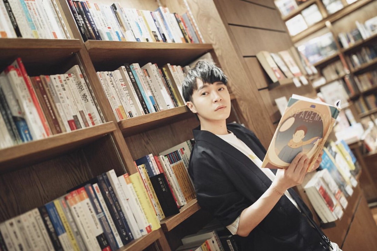 吳青峰拍攝MV時在書店讀童書。 圖:翻攝吳青峰Instagram 吳青峰拍攝MV時在書店讀童書。 圖:翻攝吳青峰Instagram